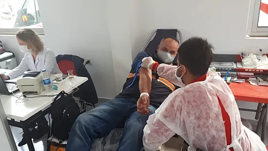 Belediye personeli Kızılay'a kan verdi
