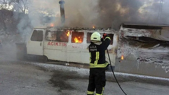 Kokoreç arabası cayır çayır yandı