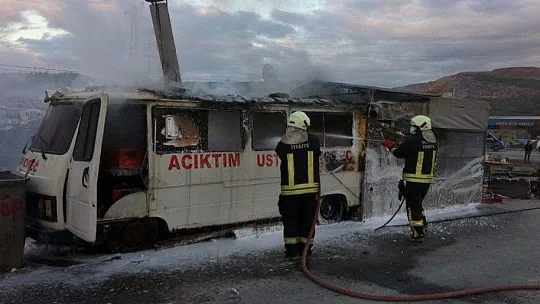 Kokoreç arabası cayır çayır yandı