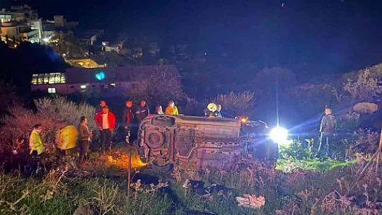 KONTROLDEN ÇIKAN ARAÇ 15 METRELİK ŞARAMPOLE YUVARLANDI: 2 YARALI