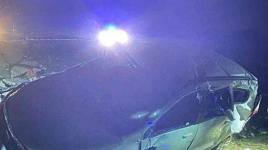 KONTROLDEN ÇIKAN ARAÇ 15 METRELİK ŞARAMPOLE YUVARLANDI: 2 YARALI