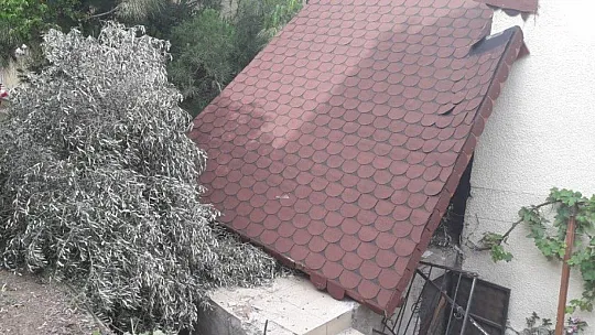 Kontrolden çıkan araç villa boşluğuna uçtu
