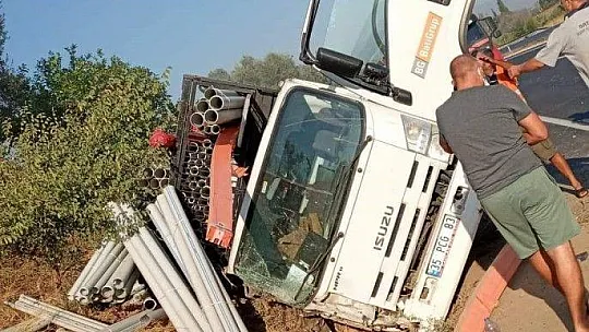 Kontrolden çıkan kamyon şarampole devrildi