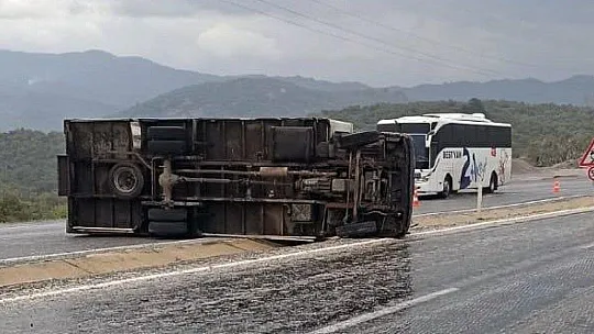 Kontrolden çıkan kamyon yola devrildi