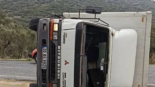 Kontrolden çıkan kamyon yola devrildi