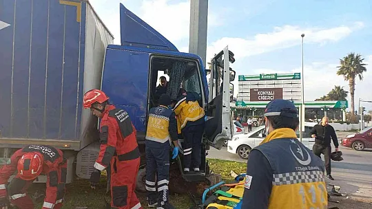Kontrolden çıkan kamyonet direğe çarparak durdu