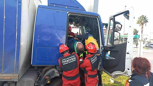 Kontrolden çıkan kamyonet direğe çarparak durdu