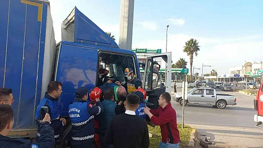 Kontrolden çıkan kamyonet direğe çarparak durdu