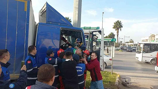 Kontrolden çıkan kamyonet direğe çarparak durdu