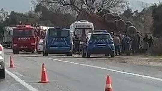 KONTROLDEN ÇIKAN TIR DEVRİLDİ, SÜRÜCÜ ARAÇTA SIKIŞTI