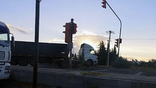 Kontrolden çıkan tır refüjde durabildi