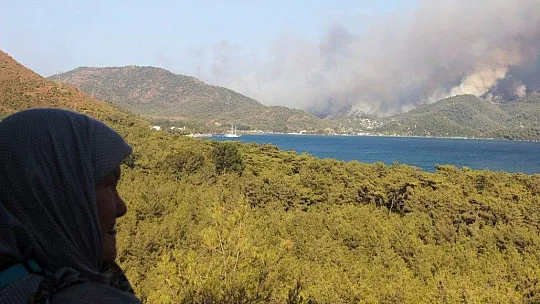 Korku dolu gözlerle yangını izlediler