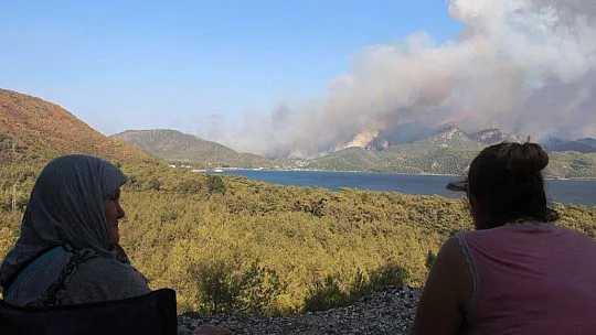 Korku dolu gözlerle yangını izlediler