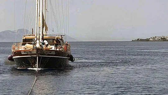 Kos açıklarında sürüklenen tekne Bodrum'a çekildi