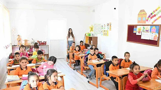 KÖY YAŞAM MERKEZİ'NDE 3 KUŞAK BİRLİKTE EĞİTİM GÖRÜYOR