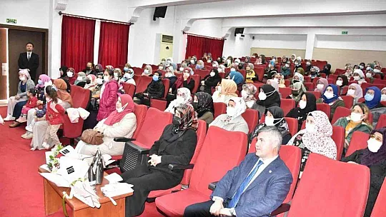 Köyceğiz'de 'Değişen Dünyada Kadın Olmak' konulu konferans düzenlendi