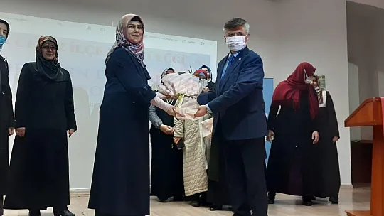 Köyceğiz'de 'Değişen Dünyada Kadın Olmak' konulu konferans düzenlendi