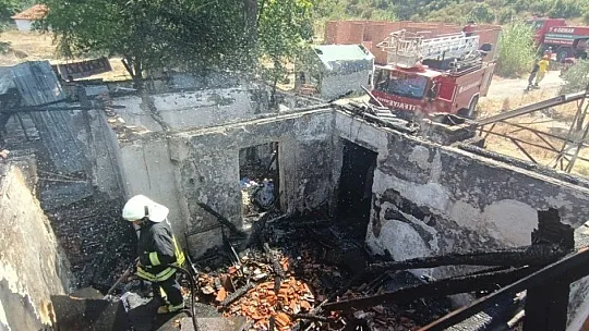 Köyceğiz'de ahşap ev küle döndü