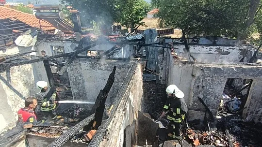 Köyceğiz'de ahşap ev küle döndü