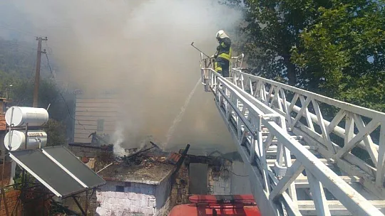 Köyceğiz'de ahşap ev küle döndü