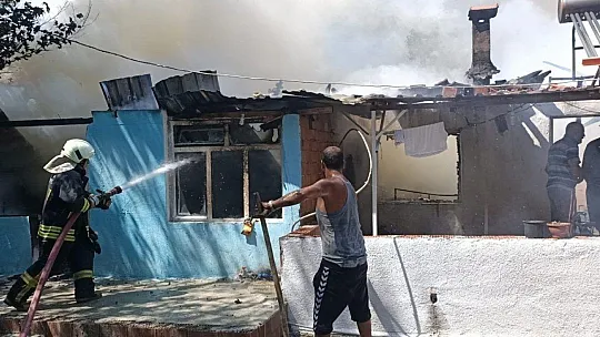 Köyceğiz'de ahşap ev küle döndü