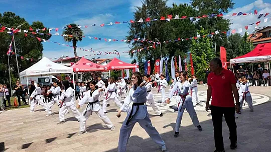 Atatürk'ü Anma, Gençlik ve Spor Bayramı coşkuyla kutlandı