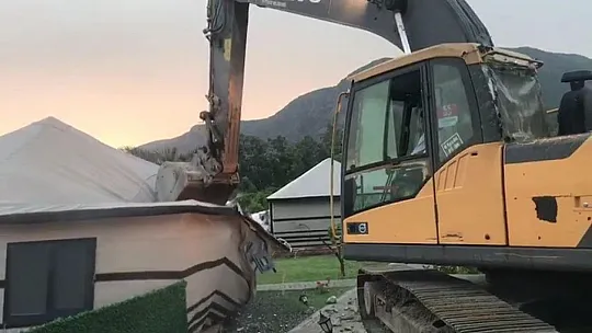 Köyceğiz'de kaçak yapılar yıkılıyor