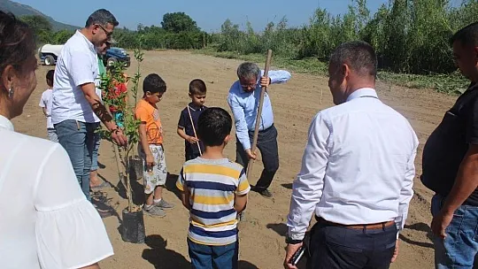 Köyceğiz'de öğrenciler okul bahçesine narenciye fidanı dikti