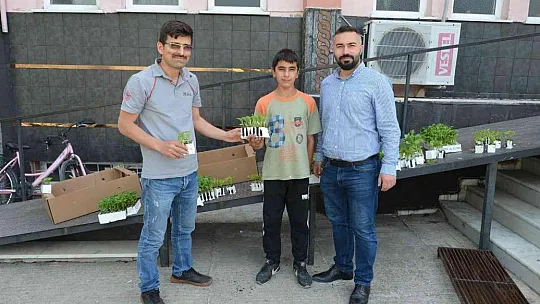 Köyceğiz'de öğrencilere ata tohumu fideleri dağıtıldı