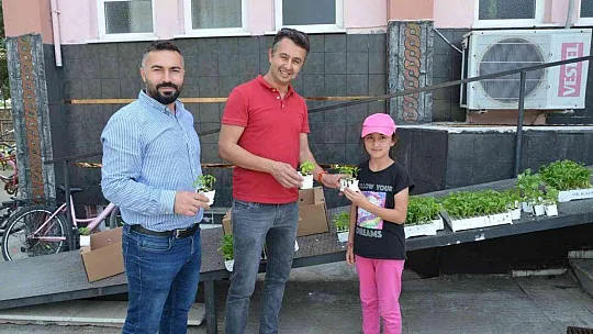 Köyceğiz'de öğrencilere ata tohumu fideleri dağıtıldı