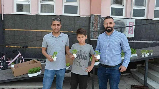 Köyceğiz'de öğrencilere ata tohumu fideleri dağıtıldı