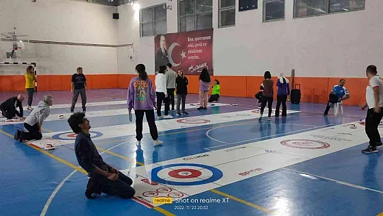 KÖYCEĞİZ'DE ÖĞRETMENLER ARASINDA FLOOR CURLİNG TURNUVASI YAPILDI