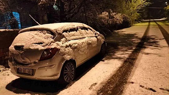 Köyceğiz'de vatandaşlar kar sürprizi ile uyandı