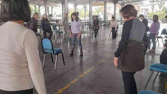 KÖYCEĞİZ'DE YAŞLILAR YOGA ÖĞRENİYOR