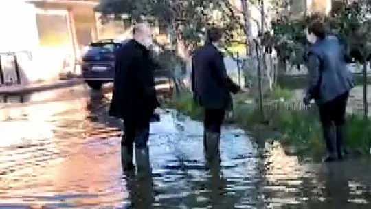 Köyceğiz'deki taşkında mahsur kalan vatandaşın yardımına kaymakam koştu