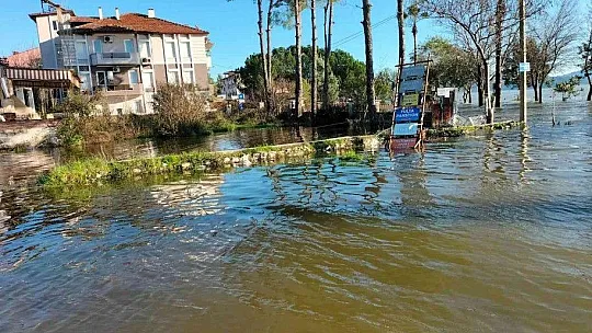 Köyceğiz'deki taşkında mahsur kalan vatandaşın yardımına kaymakam koştu
