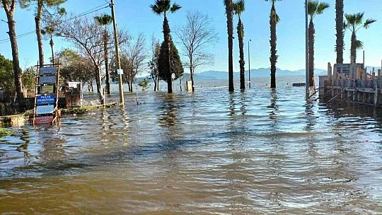 Köyceğiz'deki taşkında mahsur kalan vatandaşın yardımına kaymakam koştu