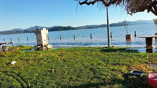 Köyceğiz Gölü'nden taşan sular geri çekilmeye başladı