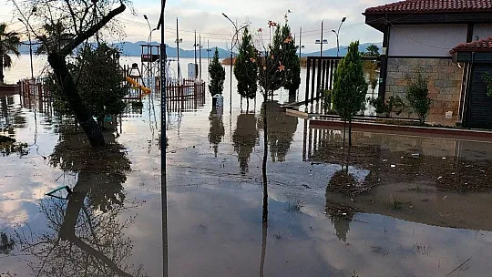 Köyceğiz Gölü taştı, Kordon'u su bastı