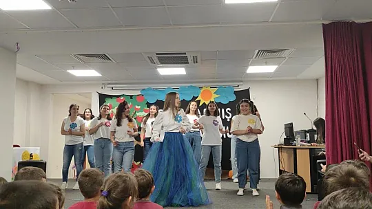 'Çocuklar Hep Gülsün' sloganıyla minikleri güldürdüler