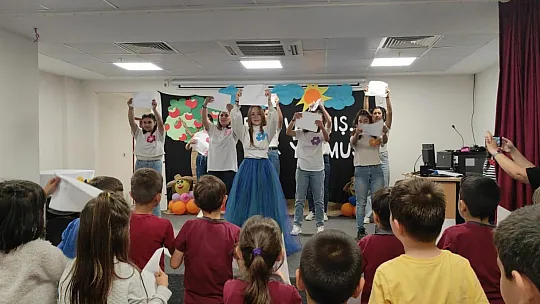 'Çocuklar Hep Gülsün' sloganıyla minikleri güldürdüler