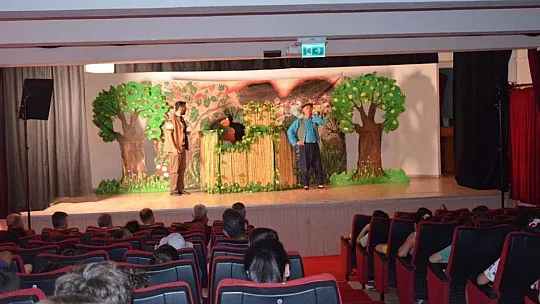 Köyceğizli öğrenciler 'Tinga ve Dedektifler' oyununu izledi