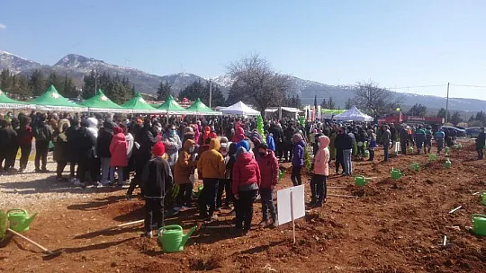 Köyceğizli Yeliz, ödülünü Milletvekili Yelda Erol Gökcan'dan aldı