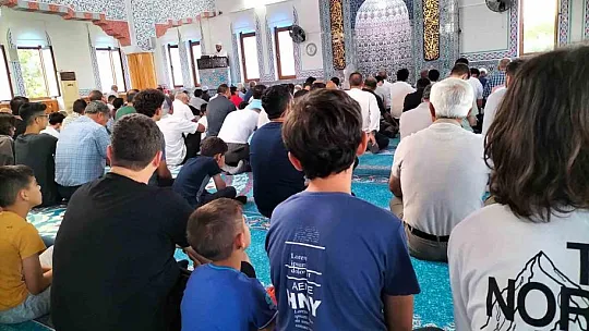 Bayram namazı için camilere akın ettiler