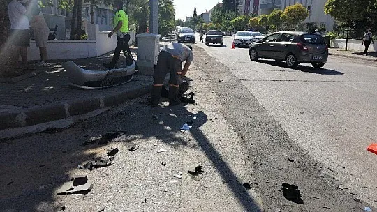 KPSS'ye yetişmeye çalışan iki kişinin yaptığı kaza kameralara yansıdı
