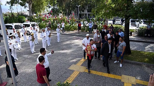 Milli Boksör Alcu, Karaca'yı ziyaret etti