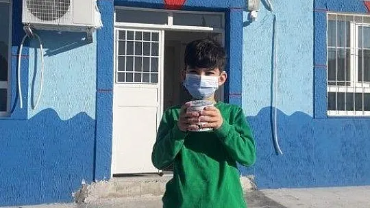 Küçük çocuk harçlıklarını okulunun tadilatı için bağışladı