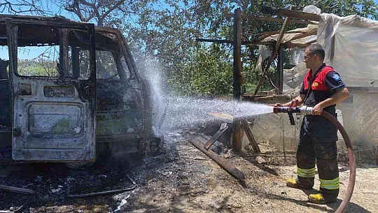 Kullanılmayan araçta başlayan yangın Sazlık alana sıçradı
