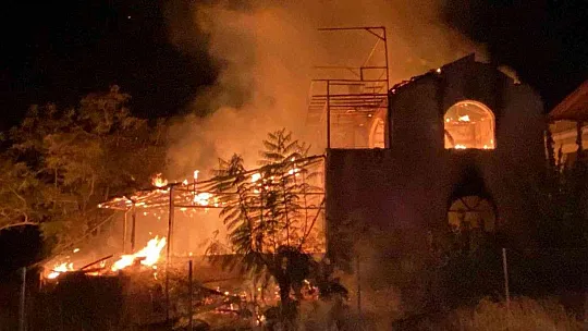 Kullanılmayan boş bina küle döndü