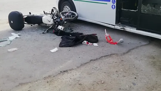 FETHİYE'DE MİNİBÜS VE MOTOSİKLET ÇARPIŞTI, MOTOSİKLET SÜRÜCÜSÜ AĞIR YARALANDI